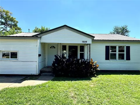 1609 S 13th St, Chickasha, OK 73018