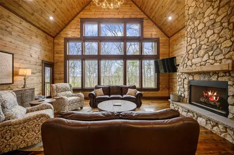 724 N Woodland Hills Trl, Broken Bow, OK 74728