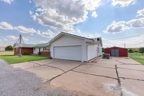 1100 W Shepherd St, Seiling, OK 73663 photo 4