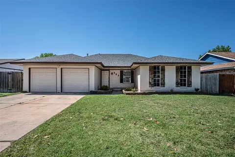 909 Cooper Ln, Yukon, OK 73099