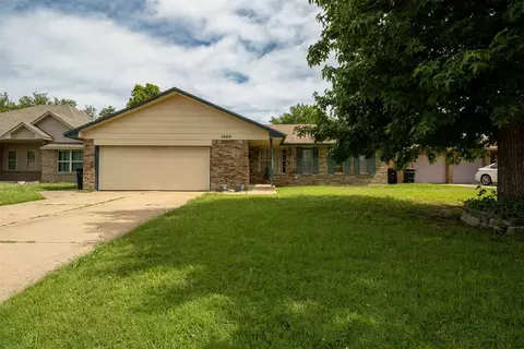 1009 SW 1st St, Moore, OK 73160