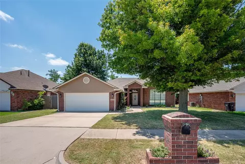 820 SE 38th St, Moore, OK 73160