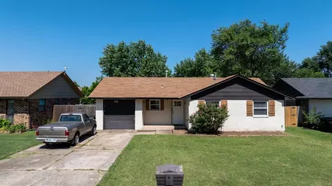 916 Newport Ave, Moore, OK 73160