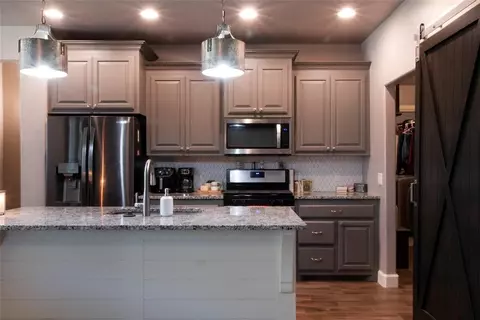 2205 Creek Side Cir, Moore, OK 73160 photo 8