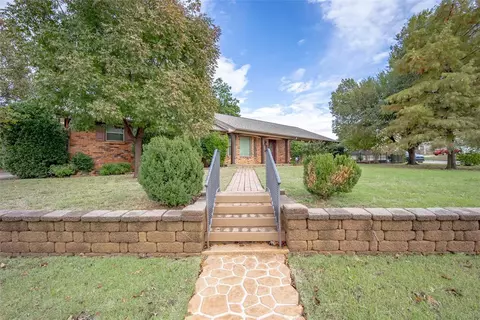 303 Woodcrest Dr, Norman, OK 73071