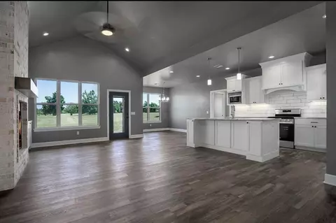 1408 N Main St, Perkins, OK 74059