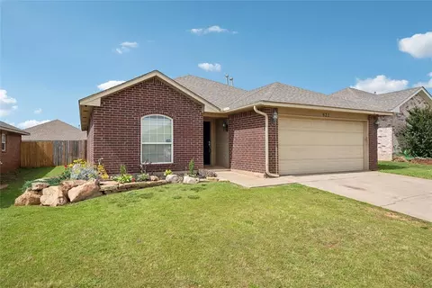 621 SW 38th Pl, Moore, OK 73160