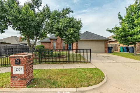 1304 SW 131st Ter, Moore, OK 73170