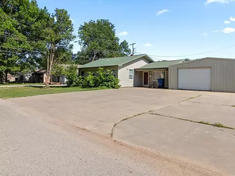 206 E Apache St, Lindsay, OK 73052 photo 2