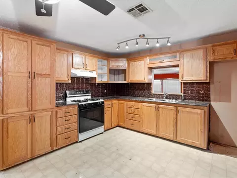 206 E Apache St, Lindsay, OK 73052 photo 10