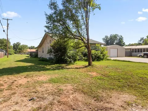 206 E Apache St, Lindsay, OK 73052 photo 3