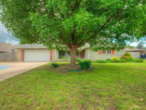 10024 Saint Helens Dr, Yukon, OK 73099