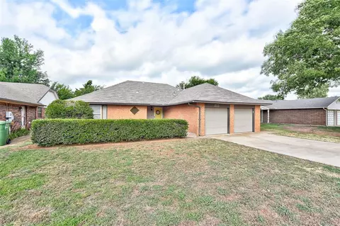 812 Arlington Dr, Yukon, OK 73099