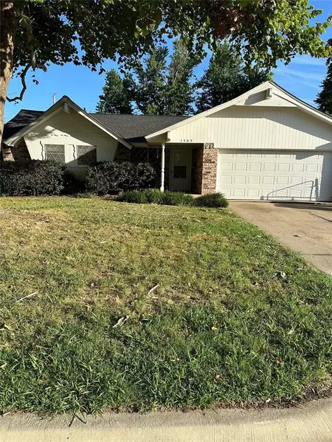 1505 Canterbury St, Norman, OK 73069