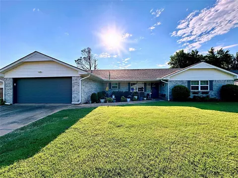 2805 Desirae Dr, Chickasha, OK 73018