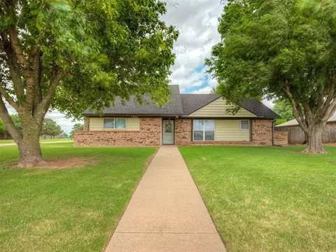 1724 W Elm St, El Reno, OK 73036