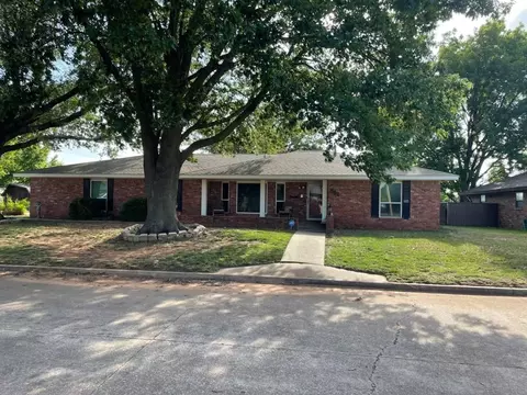 302 SW 11th St, Lindsay, OK 73052