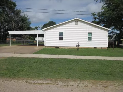 324 E Locust St, Tecumseh, OK 74873 photo 2