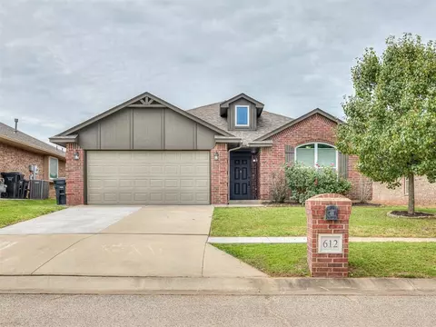 612 SW 43rd St, Moore, OK 73160