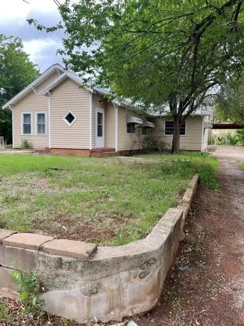 310 W Elm Ave, Sayre, OK 73662