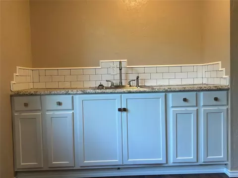 417 E Young St, Maud, OK 74854 photo 4
