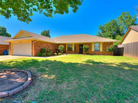 2105 Shorewood Ln, Edmond, OK 73003