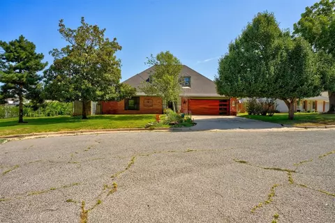 6121 Covington Ln, Warr Acres, OK 73132