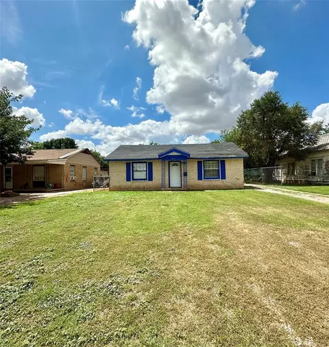 812 E Liveoak St, Altus, OK 73521 photo 2