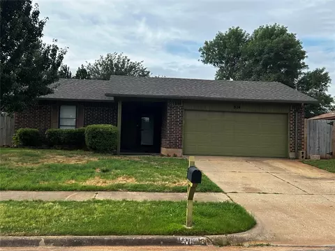 824 SE 15th St, Moore, OK 73160