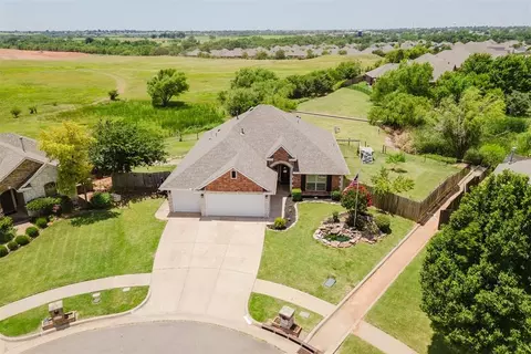1129 Lanie Ln, Moore, OK 73160