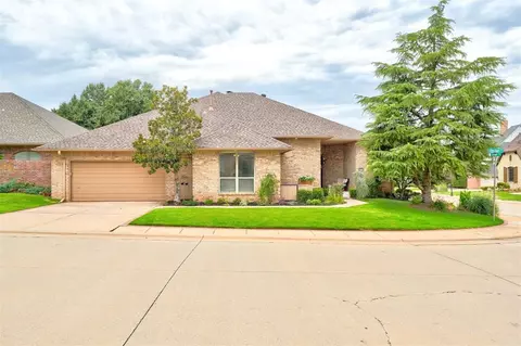 6021 Chestnut Ct, Edmond, OK 73025