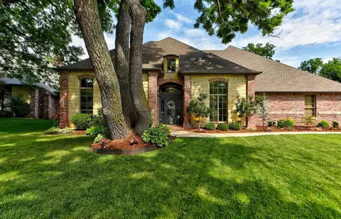 2825 Woodland Creek Dr, Edmond, OK 73034