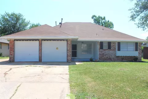 2208 Ridgewood Dr, Moore, OK 73160