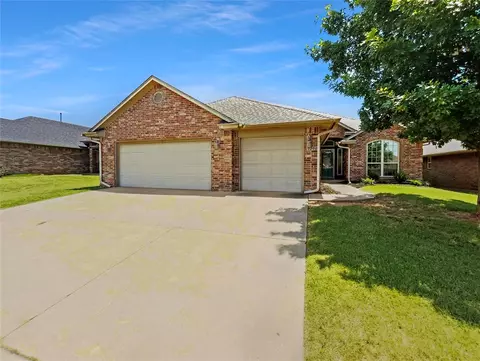 9200 Ians Pl, Moore, OK 73160