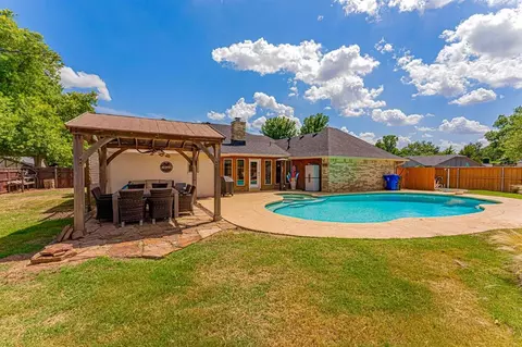 3921 Knob Hill Ct, Norman, OK 73072 photo 2