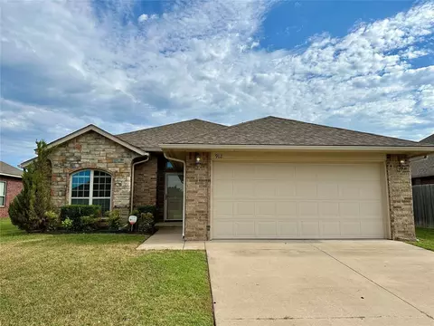 912 SW 12th St, Moore, OK 73160