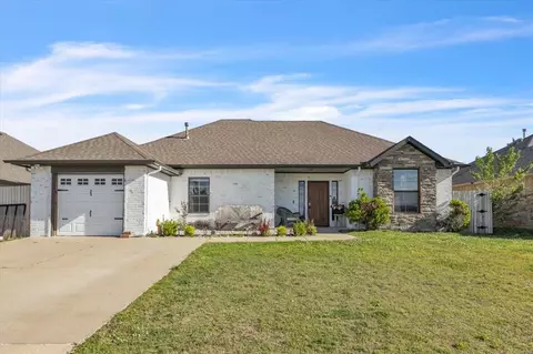 853 SW 11th St, Moore, OK 73160