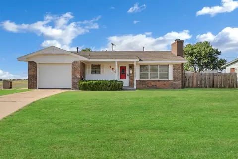 121 Mimosa St, Cordell, OK 73632
