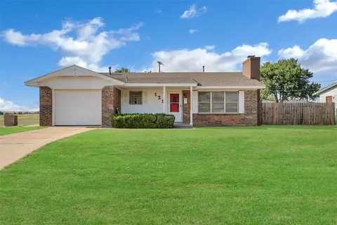 121 Mimosa St, Cordell, OK 73632