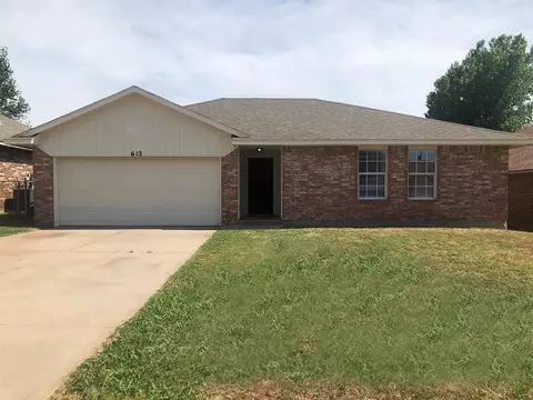 612 NW 21 St, Moore, OK 73160