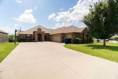 9008 NW 82nd St, Yukon, OK 73099