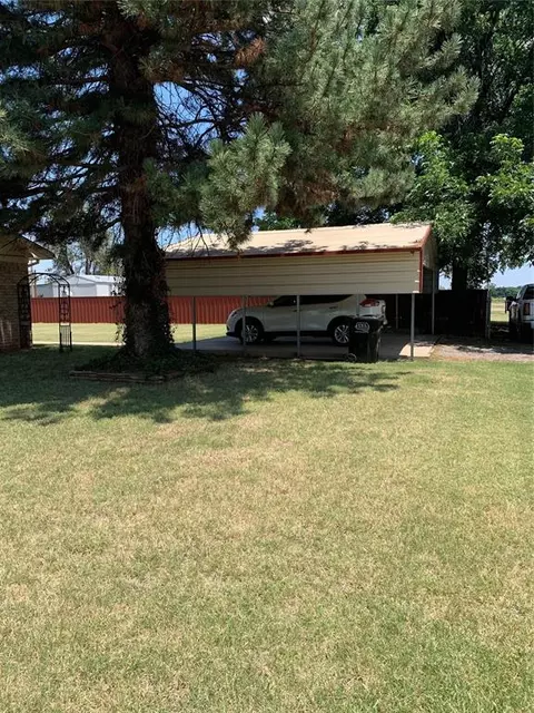 610 N 3rd St, Mountain View, OK 73062 photo 2