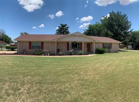 610 N 3rd St, Mountain View, OK 73062