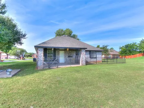 425 SE 33rd St, Moore, OK 73160