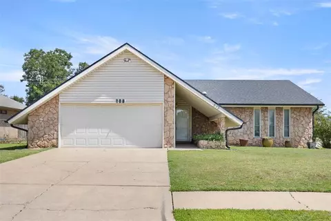 513 Williams Dr, Moore, OK 73160