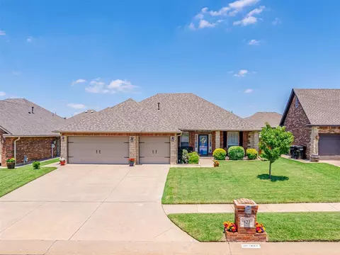 823 SE 6th St, Moore, OK 73160