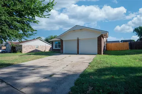 1101 SE 9th St, Moore, OK 73160