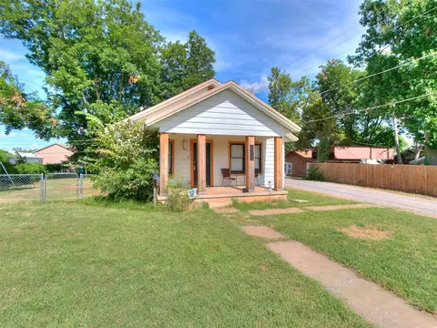 1913 S 7th St, Chickasha, OK 73018