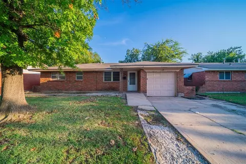 740 SW 3rd St, Moore, OK 73160