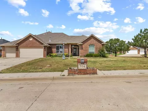 704 Crescent Cir, Midwest City, OK 73110